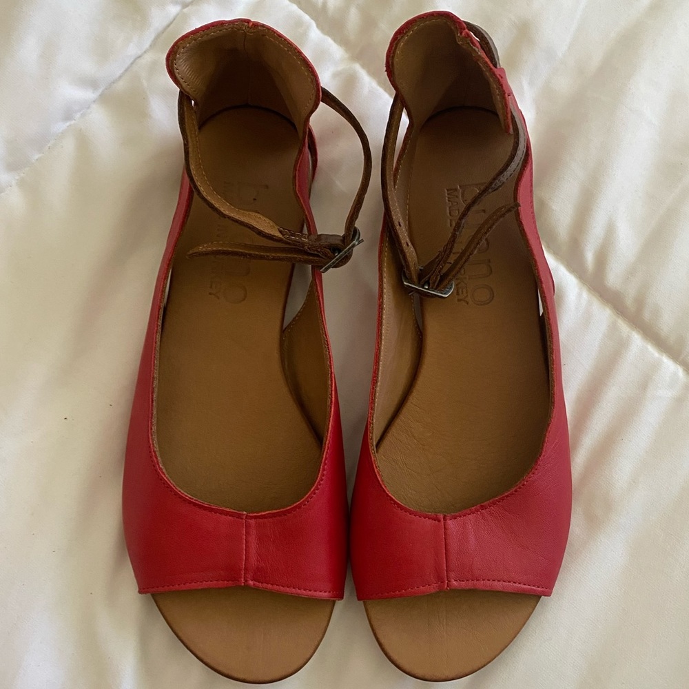 Brand New Women’s Bueno Leather Sandals